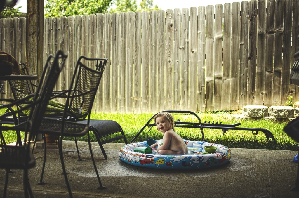 Amelie in pool